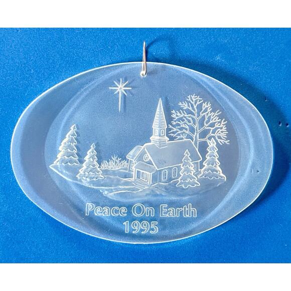 1995 Holiday Treasures Collectors’ Acrylic Oval Ornament Peace On Earth Church - Picture 6 of 13
